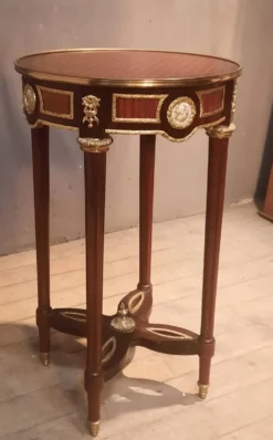Table de salon de style Louis XVI