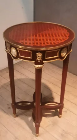Table de salon de style Louis XVI