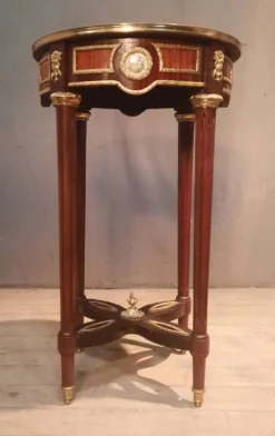 Table de salon de style Louis XVI
