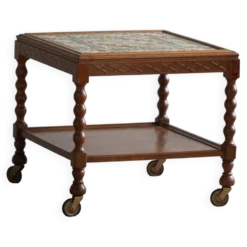 Table de service danoise moderne avec pieds tournés bobines et carreaux colorés, années 1950