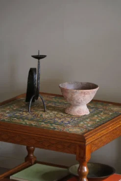 Table de service danoise moderne avec pieds tournés bobines et carreaux colorés, années 1950