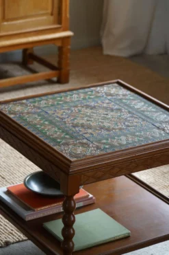 Table de service danoise moderne avec pieds tournés bobines et carreaux colorés, années 1950