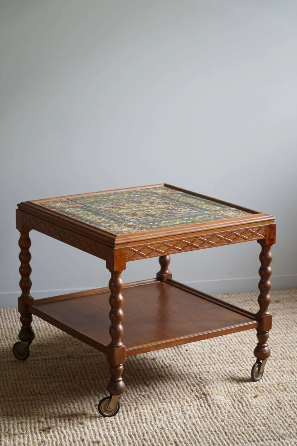 Table de service danoise moderne avec pieds tournés bobines et carreaux colorés, années 1950