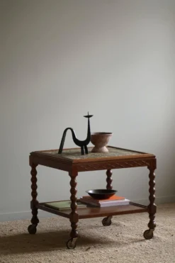 Table de service danoise moderne avec pieds tournés bobines et carreaux colorés, années 1950