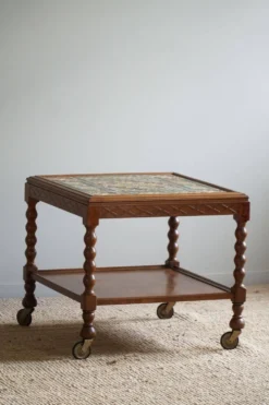 Table de service danoise moderne avec pieds tournés bobines et carreaux colorés, années 1950