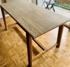 Table designer E. Gallina en travertin et chêne massif pour 6 personnes.