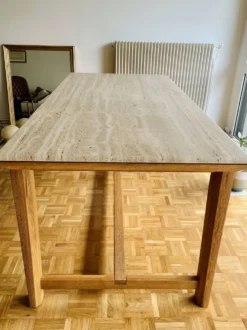Table designer E. Gallina en travertin et chêne massif pour 6 personnes.