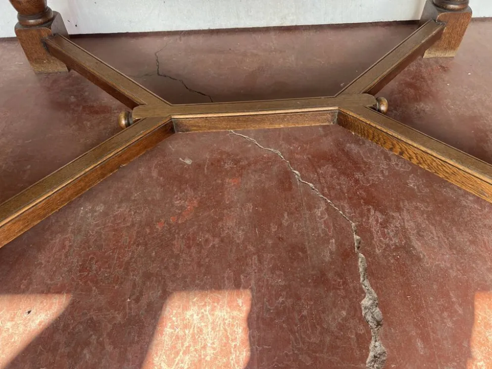 Table de style renaissance en chene massif XX siècle