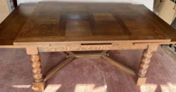Table de style renaissance en chene massif XX siècle