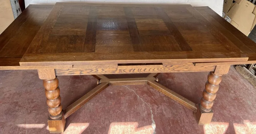 Table de style renaissance en chene massif XX siècle