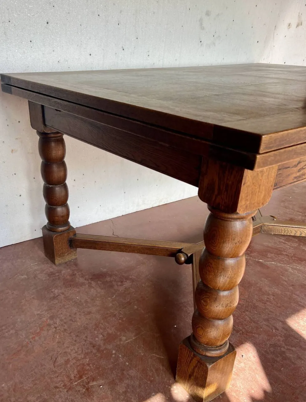 Table de style renaissance en chene massif XX siècle