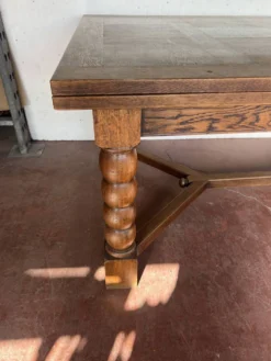 Table de style renaissance en chene massif XX siècle
