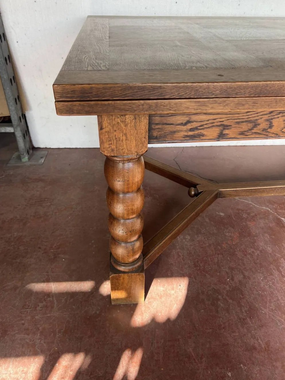 Table de style renaissance en chene massif XX siècle