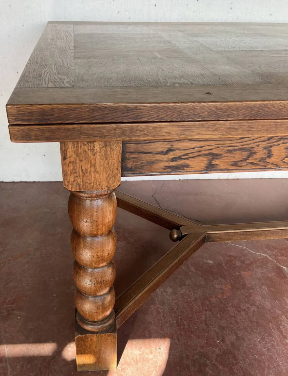 Table de style renaissance en chene massif XX siècle