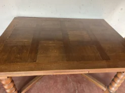 Table de style renaissance en chene massif XX siècle