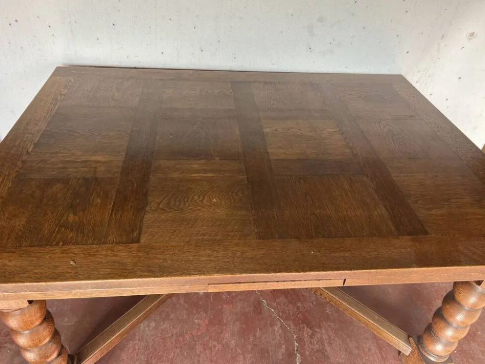 Table de style renaissance en chene massif XX siècle
