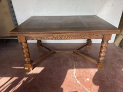 Table de style renaissance en chene massif XX siècle