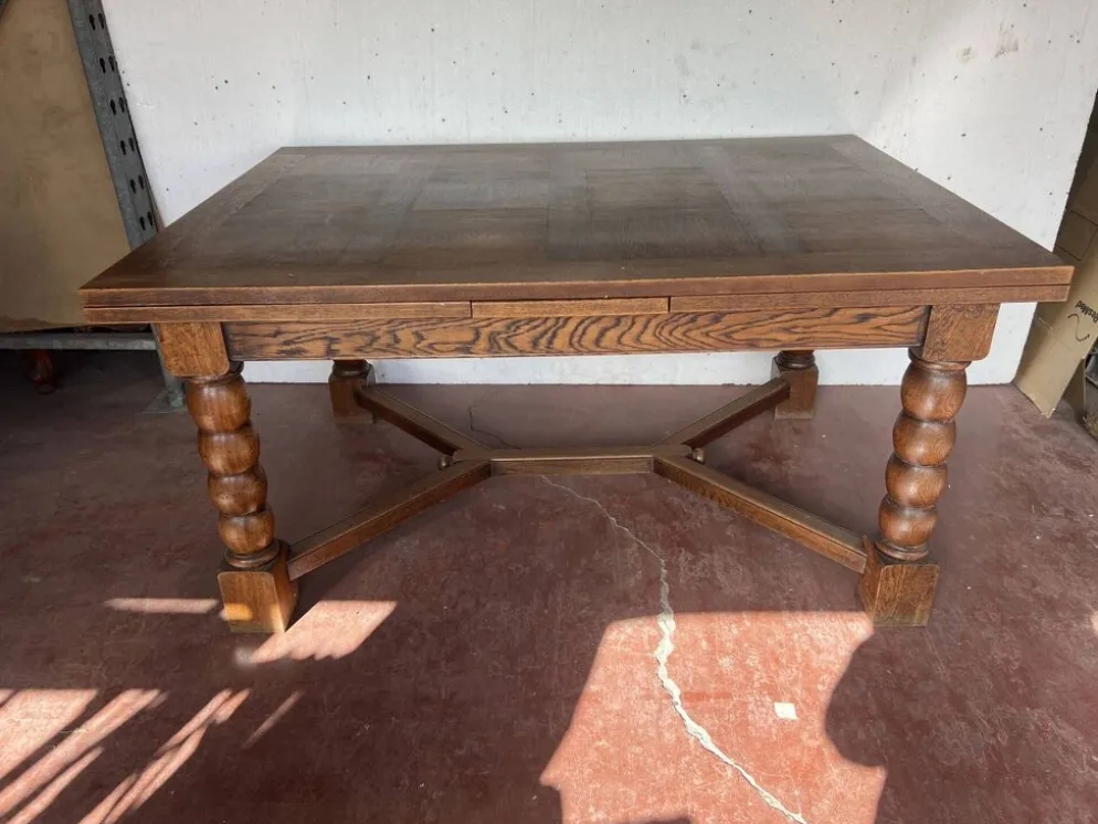 Table de style renaissance en chene massif XX siècle