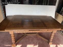 Table de style renaissance en chene massif XX siècle