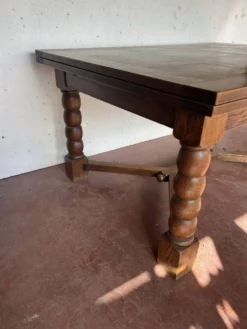 Table de style renaissance en chene massif XX siècle
