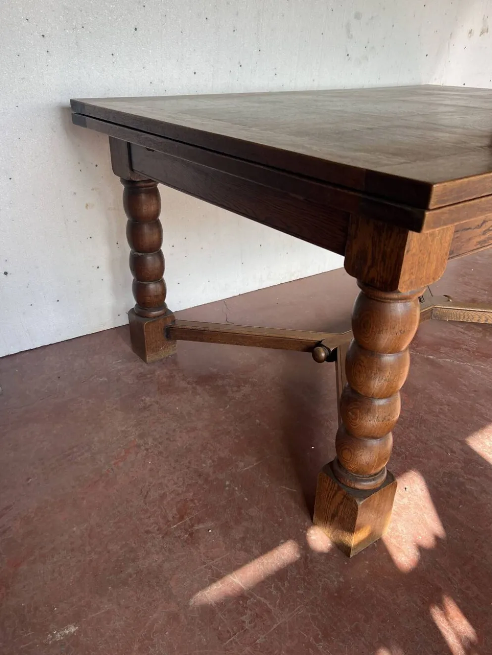 Table de style renaissance en chene massif XX siècle