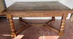 Table de style renaissance en chene massif XX siècle