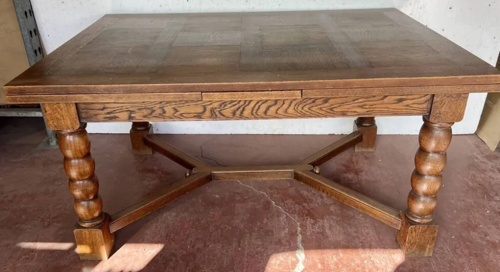 Table de style renaissance en chene massif XX siècle