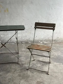 Table de terrasse de brasserie vintage des années 1930 avec chaise pliante en métal vert et bois