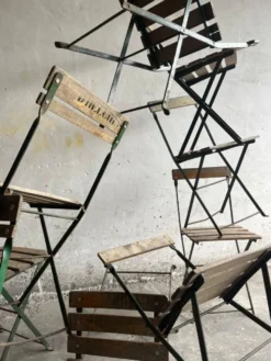 Table de terrasse de brasserie vintage des années 1930 avec chaise pliante en métal vert et bois