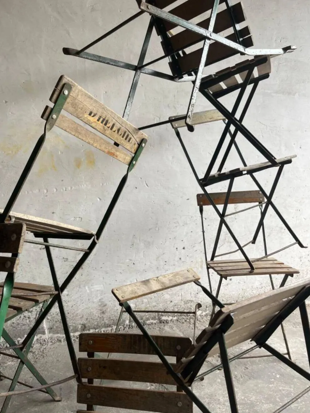 Table de terrasse de brasserie vintage des années 1930 avec chaise pliante en métal vert et bois