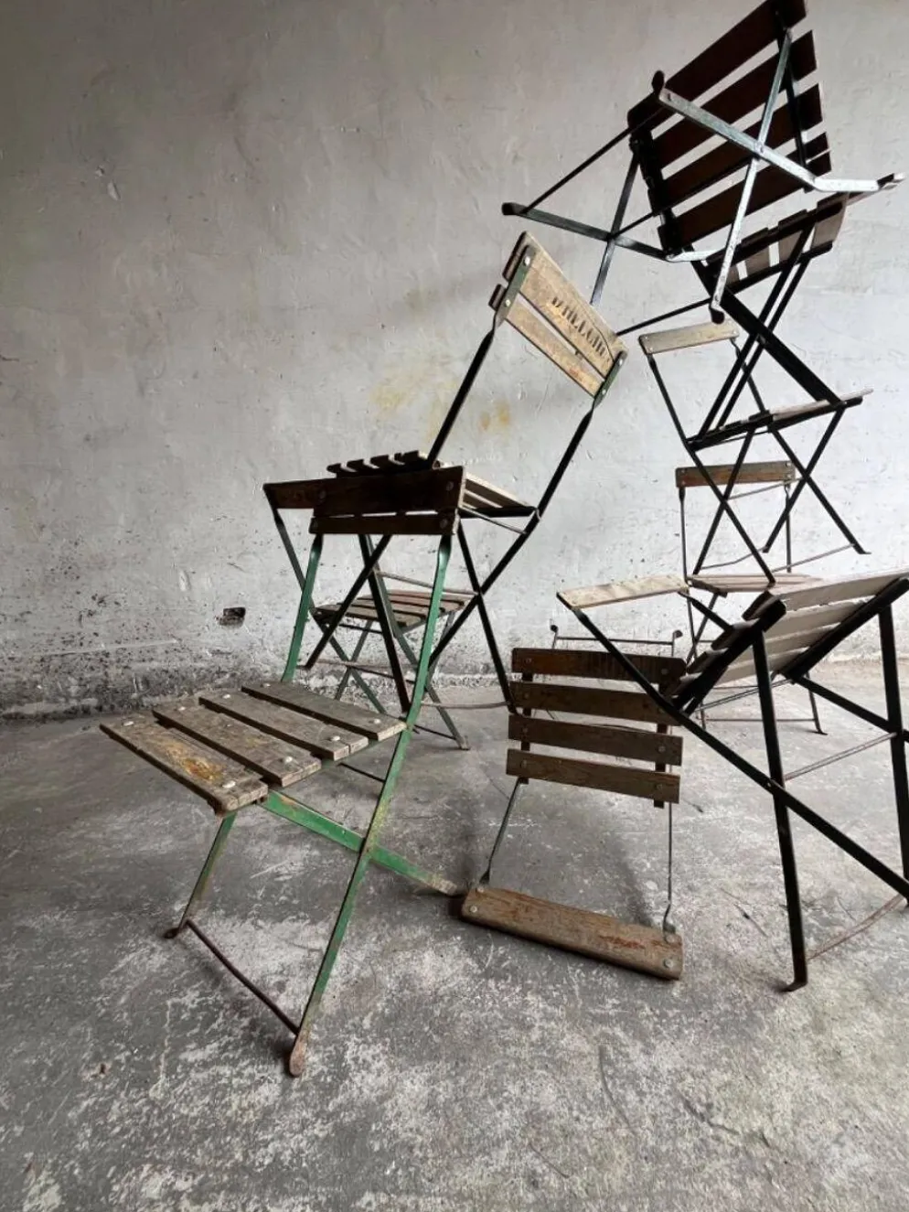 Table de terrasse de brasserie vintage des années 1930 avec chaise pliante en métal vert et bois