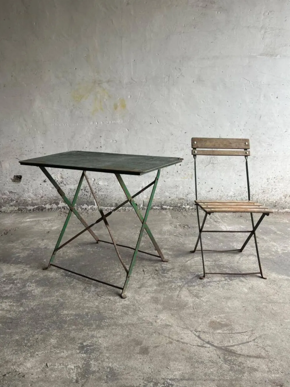 Table de terrasse de brasserie vintage des années 1930 avec chaise pliante en métal vert et bois