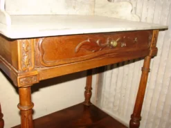 Table de toilette et son miroir en noyer vers 1880