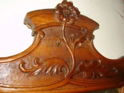 Table de toilette et son miroir en noyer vers 1880
