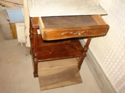 Table de toilette et son miroir en noyer vers 1880