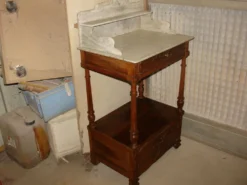 Table de toilette et son miroir en noyer vers 1880