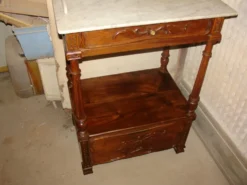 Table de toilette et son miroir en noyer vers 1880