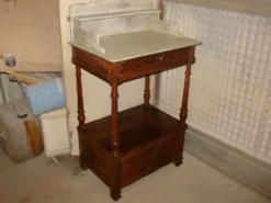 Table de toilette et son miroir en noyer vers 1880