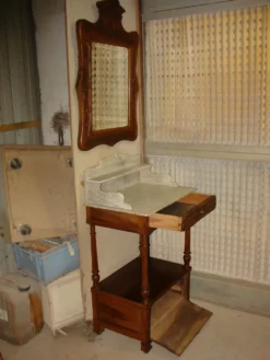 Table de toilette et son miroir en noyer vers 1880