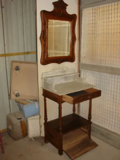 Table de toilette et son miroir en noyer vers 1880