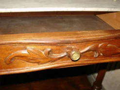 Table de toilette et son miroir en noyer vers 1880