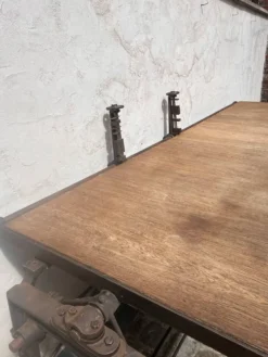 Table de travail en fonte et bois
