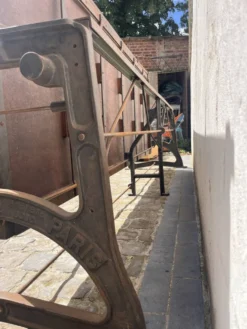 Table de travail en fonte et bois