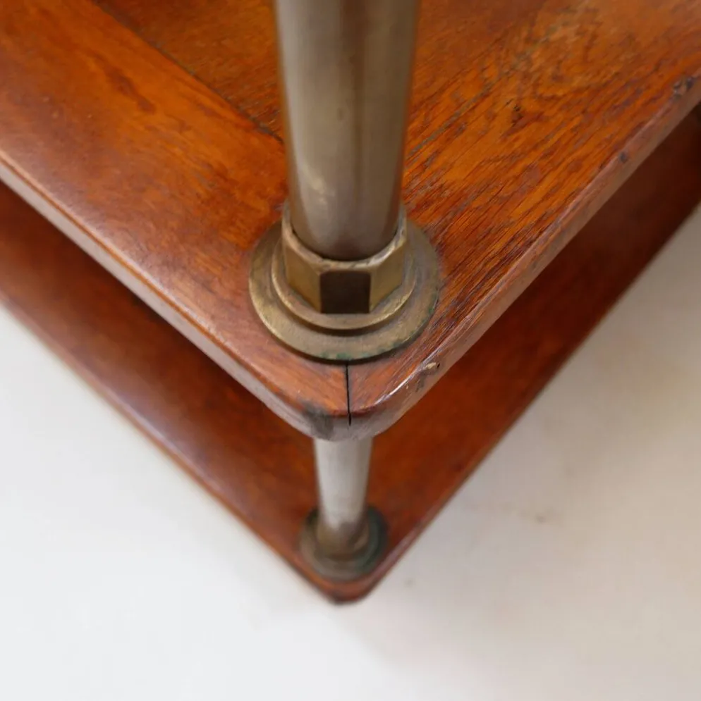Table d'exposition française à trois niveaux d'une boutique - 1900s