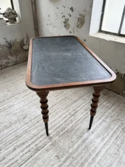 Table drapière en noyer, 1900