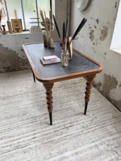 Table drapière en noyer, 1900