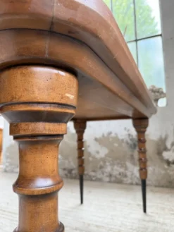 Table drapière en noyer, 1900