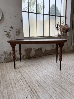 Table drapière en noyer, 1900