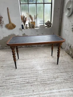 Table drapière en noyer, 1900