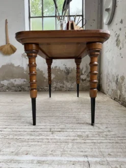 Table drapière en noyer, 1900